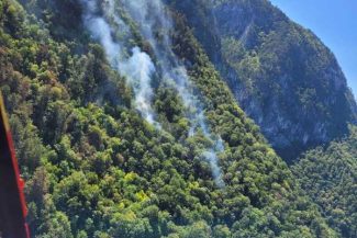Caraș-Severin: Două elicoptere intervin la Băile Herculane pentru stingerea incendiului de litieră și fond forestier (FOTO/VIDEO)
