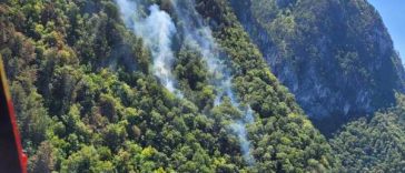 Caraș-Severin: Două elicoptere intervin la Băile Herculane pentru stingerea incendiului de litieră și fond forestier (FOTO/VIDEO)