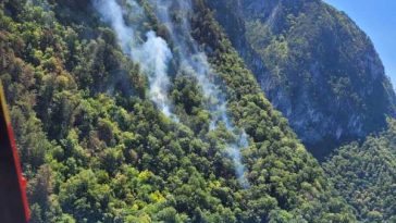 Caraș-Severin: Două elicoptere intervin la Băile Herculane pentru stingerea incendiului de litieră și fond forestier (FOTO/VIDEO)