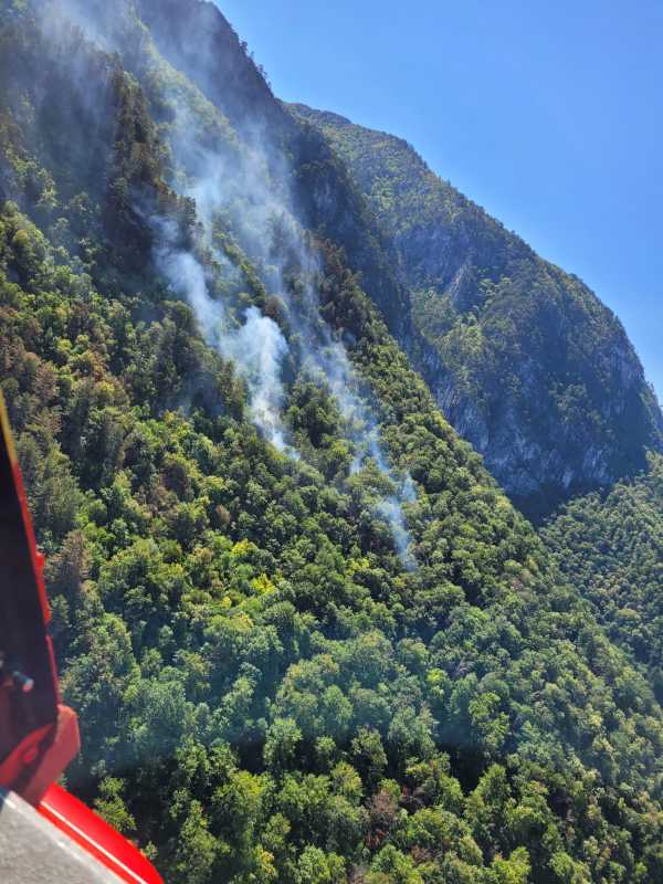 Caraș-Severin: Două elicoptere intervin la Băile Herculane pentru stingerea incendiului de litieră și fond forestier (FOTO/VIDEO)
