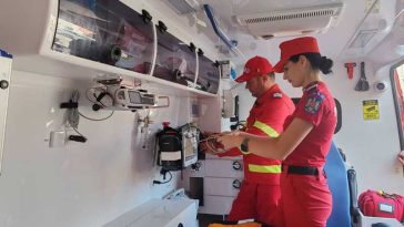 Hunedoara: Femeie de 52 de ani, salvată după ce a rămas suspendată cu parapanta pe o stâncă