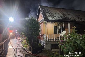 Bistrița-Năsăud: Patru gospodării au fost afectate de un incendiu și două persoane au ajuns la spital, în urma unui scurtcircuit