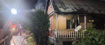 Bistrița-Năsăud: Patru gospodării au fost afectate de un incendiu și două persoane au ajuns la spital, în urma unui scurtcircuit