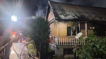 Bistrița-Năsăud: Patru gospodării au fost afectate de un incendiu și două persoane au ajuns la spital, în urma unui scurtcircuit