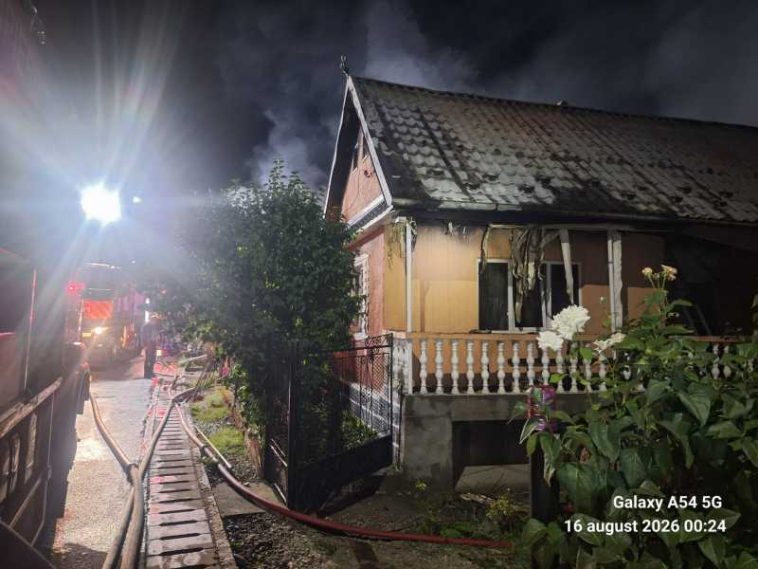 Bistrița-Năsăud: Patru gospodării au fost afectate de un incendiu și două persoane au ajuns la spital, în urma unui scurtcircuit