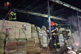 Giurgiu: Autotren încărcat cu bomboane, distrus de flăcări pe DN 5, trafic blocat în urma unei explozii la rezervor
