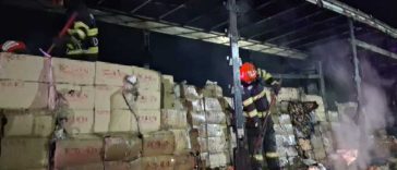 Giurgiu: Autotren încărcat cu bomboane, distrus de flăcări pe DN 5, trafic blocat în urma unei explozii la rezervor