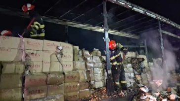 Giurgiu: Autotren încărcat cu bomboane, distrus de flăcări pe DN 5, trafic blocat în urma unei explozii la rezervor