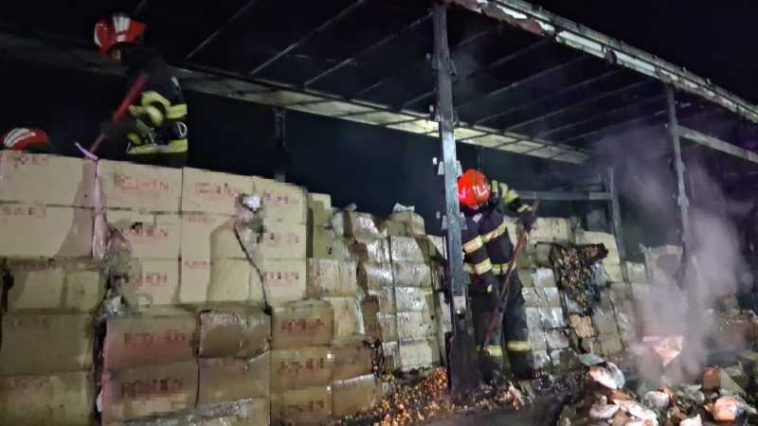 Giurgiu: Autotren încărcat cu bomboane, distrus de flăcări pe DN 5, trafic blocat în urma unei explozii la rezervor