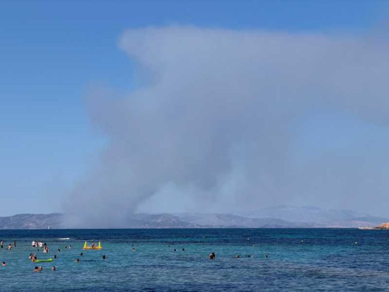 Incendii pe insula grecească Salamina: doi morți, sute de oameni evacuați