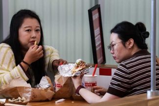 De la cafenele și până la restaurante, toată lumea este interesată de piața burgerilor din China