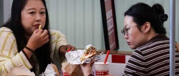 De la cafenele și până la restaurante, toată lumea este interesată de piața burgerilor din China