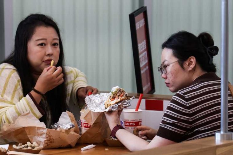De la cafenele și până la restaurante, toată lumea este interesată de piața burgerilor din China