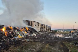 Covasna: Incendiu de la hala de sortare a deșeurilor din Leț; pompierii intervin pentru lichidarea focarelor