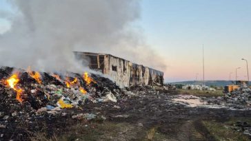 Covasna: Incendiu de la hala de sortare a deșeurilor din Leț; pompierii intervin pentru lichidarea focarelor