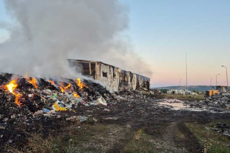 Covasna: Incendiu de la hala de sortare a deșeurilor din Leț; pompierii intervin pentru lichidarea focarelor