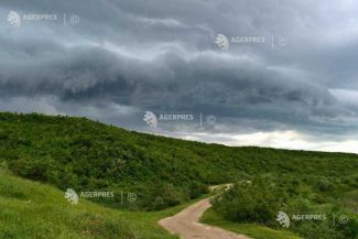 Instabilitate atmosferică în mare parte din țară; marți, vremea se răcește acentuat în vest, centru și nord