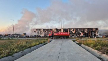Covasna: Pagube estimate la circa un milion de euro în urma incendiului de la hala de sortare a deșeurilor din Leț