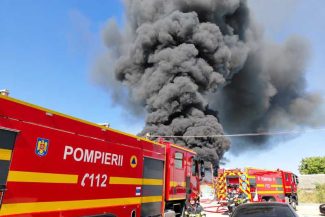 VIDEO Prahova: Incendiu cu degajări mari de fum la o hală cu deșeuri și mase plastice; a fost emis mesaj RO-ALERT