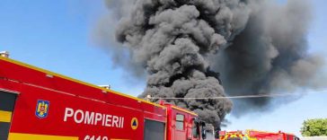 VIDEO Prahova: Incendiu cu degajări mari de fum la o hală cu deșeuri și mase plastice; a fost emis mesaj RO-ALERT