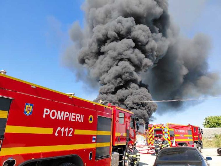 VIDEO Prahova: Incendiu cu degajări mari de fum la o hală cu deșeuri și mase plastice; a fost emis mesaj RO-ALERT