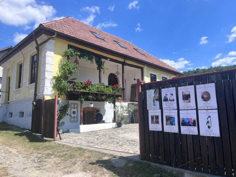 REPORTAJ Vâlcea: ”Acasă, la Greblești” – proiectul cultural al unor artiști români, ce pune în valoare patrimoniul rural (GALERIE FOTO)