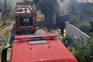 Giurgiu: Trei case cuprinse de un incendiu la Drăgănescu, de la un scurtcircuit, au intervenit pompieri din două județe (GALERIE FOTO)