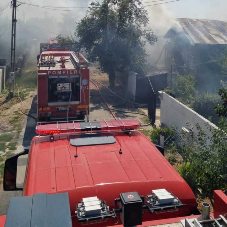 Giurgiu: Trei case cuprinse de un incendiu la Drăgănescu, de la un scurtcircuit, au intervenit pompieri din două județe (GALERIE FOTO)