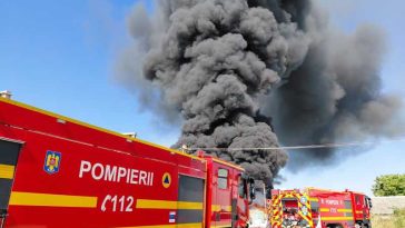 Prahova: Incendiul izbucnit la o hală cu deșeuri și mase plastice din Băicoi a fost lichidat