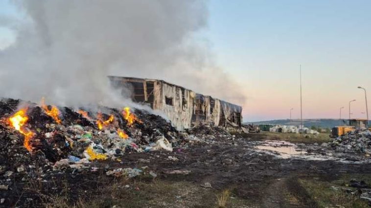 Covasna: Colectarea deșeurilor reciclabile nu va fi oprită după incendiul de la stația de sortare din Leț