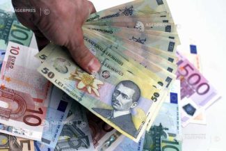 Leul s-a depreciat marți în raport cu euro și dolarul american