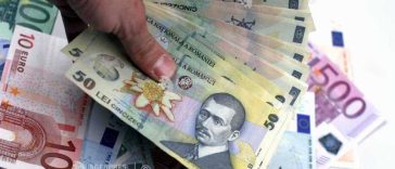 Leul s-a depreciat marți în raport cu euro și dolarul american
