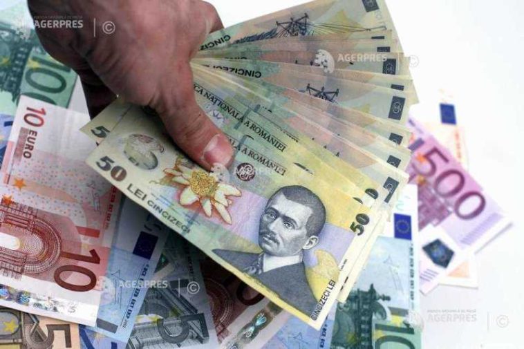 Leul s-a depreciat marți în raport cu euro și dolarul american