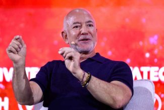 Fotbal: Consorțiul care îl include pe Jeff Bezos a achiziționat aproape 40% din acțiunile lui Liverpool