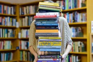 BIBLIOTECA AZI/ Covasna: Biblioteca actuală – între foșnetul paginii și ritmul alert al lumii digitale