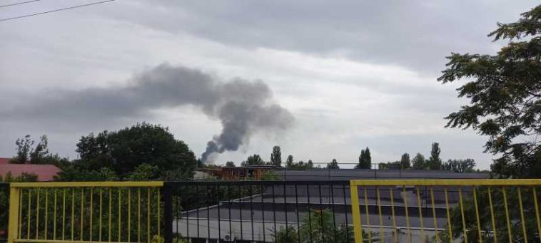 Prahova: Incendiu cu degajări mari de fum la un depozit aflat în apropierea rafinăriei Lukoil din Ploiești