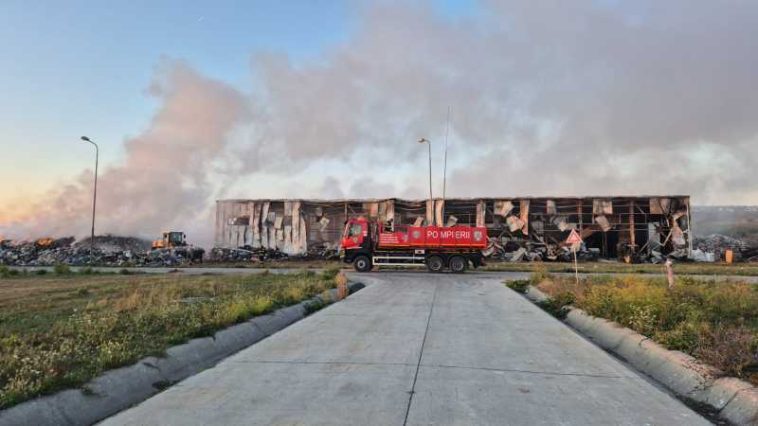Covasna: Incendiul de la centrul de colectare a deșeurilor din Leț, lichidat după trei zile de intervenție