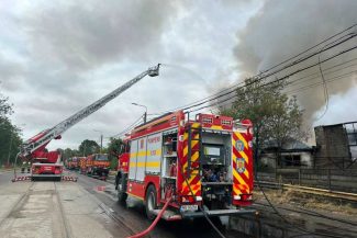 Prahova: Incendiul izbucnit la un depozit din apropierea rafinăriei Lukoil a fost localizat