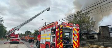 VIDEO Prahova: Incendiul izbucnit la un depozit din apropierea rafinăriei Lukoil a fost localizat