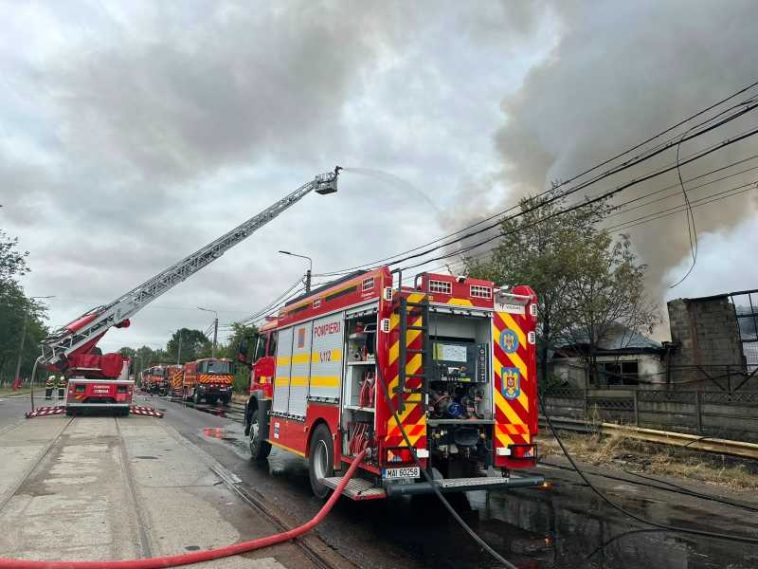VIDEO Prahova: Incendiul izbucnit la un depozit din apropierea rafinăriei Lukoil a fost localizat
