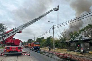 VIDEO Prahova: Incendiul izbucnit la un depozit din apropierea rafinăriei Lukoil, lichidat; trei persoane – cu atacuri de panică