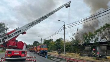 VIDEO Prahova: Incendiul izbucnit la un depozit din apropierea rafinăriei Lukoil, lichidat; trei persoane – cu atacuri de panică