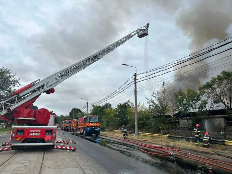 VIDEO Prahova: Incendiul izbucnit la un depozit din apropierea rafinăriei Lukoil, lichidat; trei persoane – cu atacuri de panică