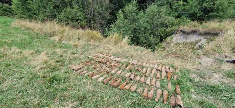 Harghita: Pompierii au găsit 82 de bombe de aruncător, în pădurea din Tușnadu Nou