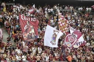 Patru membri ai unei galerii de fotbal, reținuți după ce ar fi agresat un cetățean pakistanez înaintea unui meci (surse)