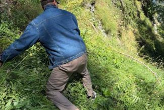 Prahova: Un turist străin care a urcat pe munte cu încălțăminte de stradă și cu bagaje – recuperat de salvamontiști