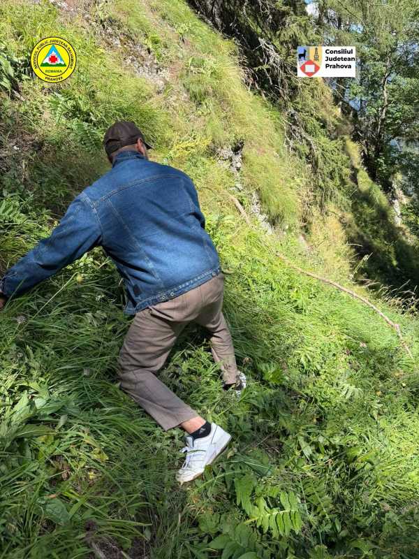 Prahova: Un turist străin care a urcat pe munte cu încălțăminte de stradă și cu bagaje – recuperat de salvamontiști
