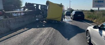 Prahova: TIR răsturnat pe DN 1; traficul este blocat pe sensul de mers către Brașov