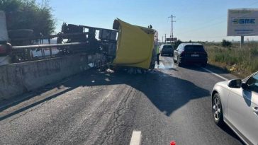 Prahova: TIR răsturnat pe DN 1; traficul este blocat pe sensul de mers către Brașov
