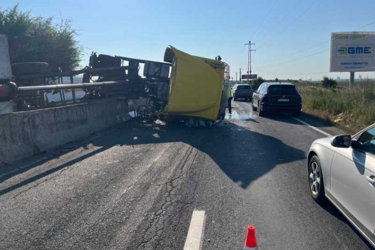 Prahova: TIR răsturnat pe DN 1; traficul este blocat pe sensul de mers către Brașov